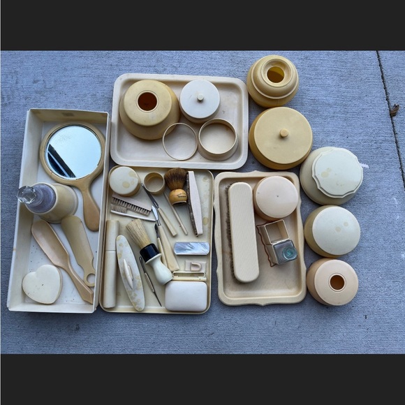 VINTAGE YELLOW CELLULOID VANITY SET - Picture 1 of 4